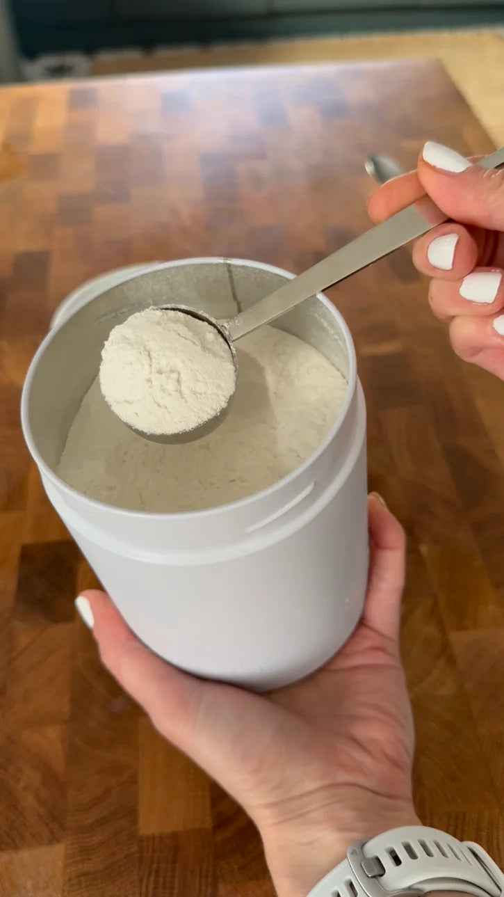 A scoop of Myota fibre being lifted from the tin